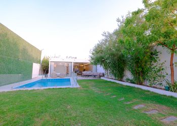 شاليه بمسطح اخضر وجلسة خارجية 
