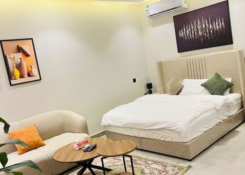 استديو بأثاث مريح وبسيط 