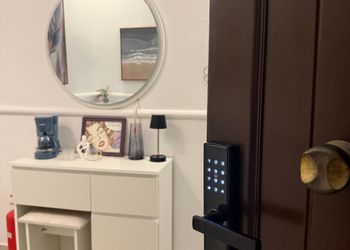استديو بأثاث مريح وبسيط 