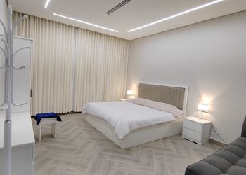 شاليه بمسطح اخضر ومسبح 