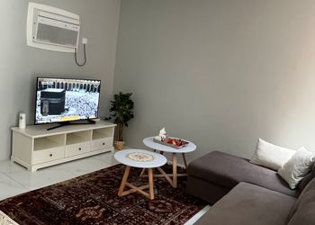 شقه بأثاث مريح ودخول ذاتي