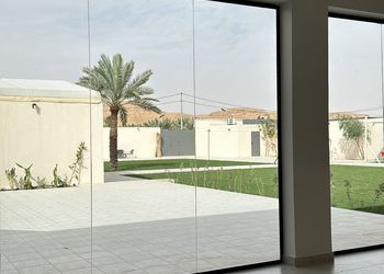 مزرعة بمسطح اخضر وجلسة خارجية