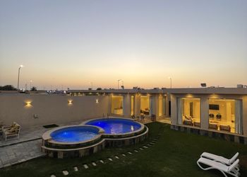 شاليه بصالة تطل على مسطح اخضر