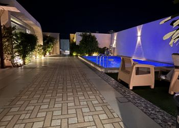 شاليه بجلسة تطل على مسبح خارجي 