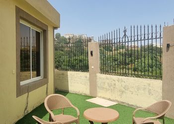 شاليه بجلسات خارجية وغرفتين نوم 