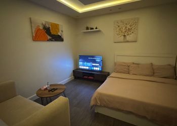 استديو بسرير ماستر وجلسة مريحة 
