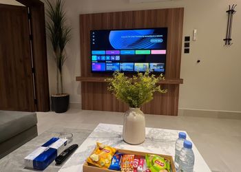 شقة بصالة انيقة ودخول ذاتي