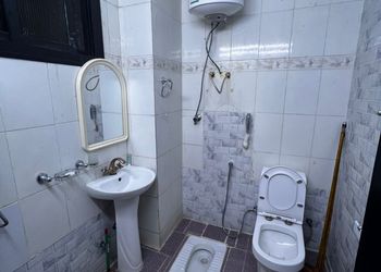 استديو بأثاث مريح وبسيط 