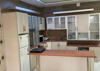 شاليه بمسطح اخضر وجلسة خارجية 