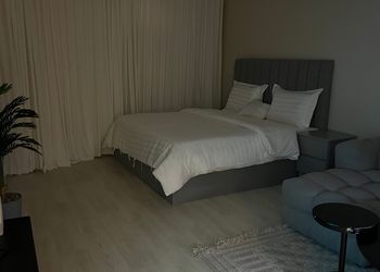استديو بأثاث مريح وبسيط 