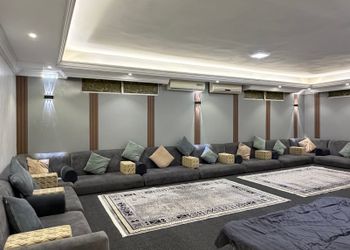 شقة بغرفة معيشة وغرفتين نوم 
