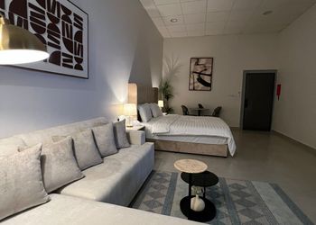 استديو بأثاث مريح وبسيط