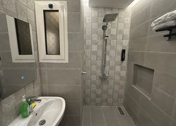 استديو بأثاث مريح وبسيط 