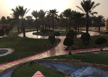 مسطح اخضر بجلسات خارجية 