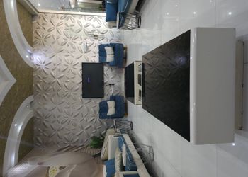 شاليه بجلسة تطل على مسبح داخلي 