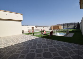 استراحة بملعب كرة طائرة وجلسة 