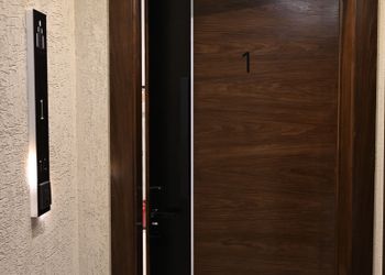 استديو بأثاث مريح وبسيط 