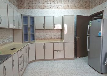 استراحة بمجلس واسع وفناء خارجي