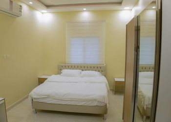 شاليه بمسطح اخضر وجلسة خارجية 