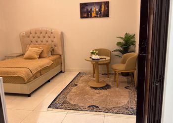 استديو بسرير مفرد وأثاث مريح 