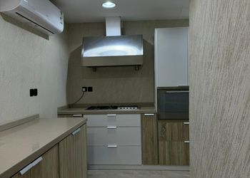 شاليه انيق بمسطح اخضر