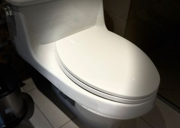 شقة بصالة وثلاث غرف نوم بموقع مميز 