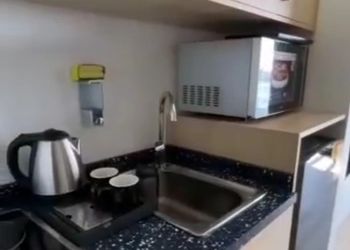 شقة بغرفة معيشة وغرفة نوم