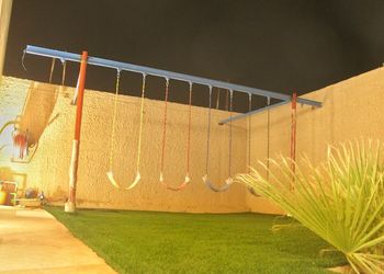 شاليه بجلسة خارجية والعاب اطفال