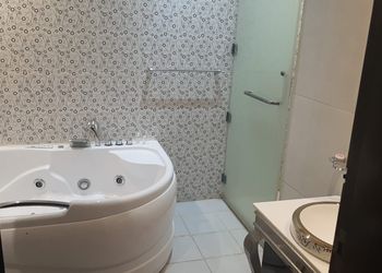 شاليه بجلسة خارجية ومسبح 