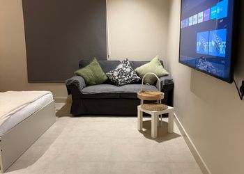 استديو بسرير ماستر وجلسة جانبية 