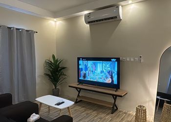 استديو بسرير ماستر وأثاث مريح 