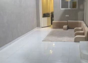 شاليه بجلسة خارجية و مسطح اخضر