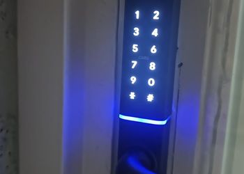 شقة بغرفة معيشة وغرفة نوم 