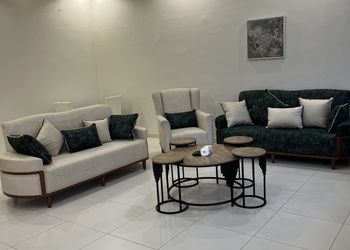 شاليه بجلسة خارجية ومسطح اخضر