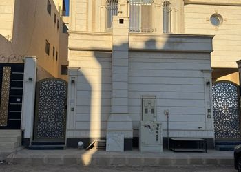 شقة بصالة جلوس وغرفتين نوم 
