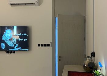 استديو بأثاث مريح وبسيط 