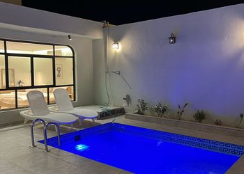 شاليه بتصميم أنيق ومسبح خارجي 
