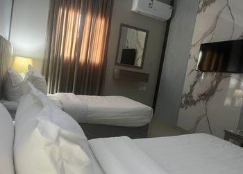 غرفة بسريرين مفردة وأثاث مريح