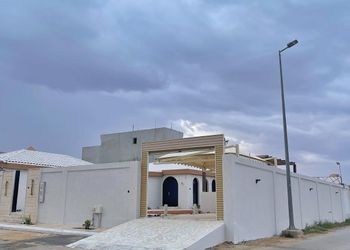 شاليه بجلسة خارجية ومسبح 