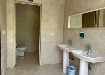 شاليه بمسطح اخضر  و ملحق خارجي