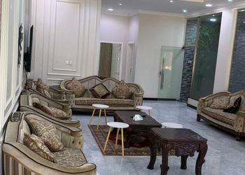 شاليه بجلسة خارجية ومسطح اخضر