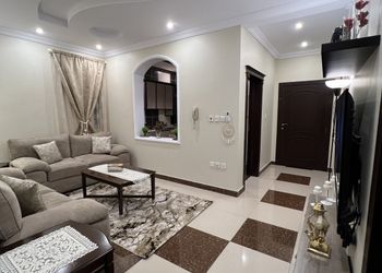 شقة بصالة وثلاث غرف نوم 