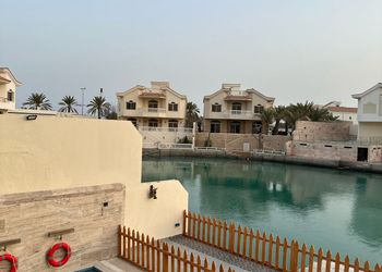 شاليه بمسبح خارجي وغرف نوم 