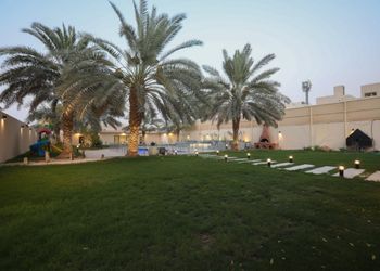 شاليه بمسطح اخضر و جلسة خارجية