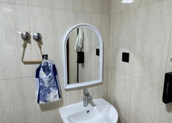 شقة بغرفة معيشة وغرفة نوم 