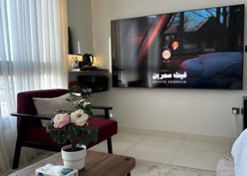 استديو بتصميم هادئ وسرير مريح 