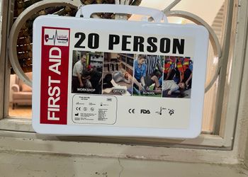 شقة بصالة أنيقة واربع غرف نوم