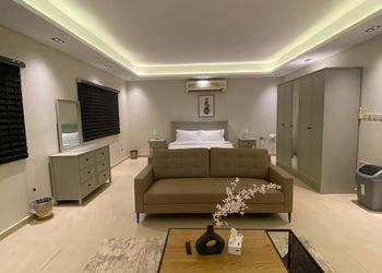 استديو بأثاث مريح وبسيط 