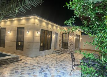 شاليه بمسطح اخضر و مسبح