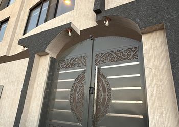 شقة بصالة أنيقة وثلاث غرف نوم 